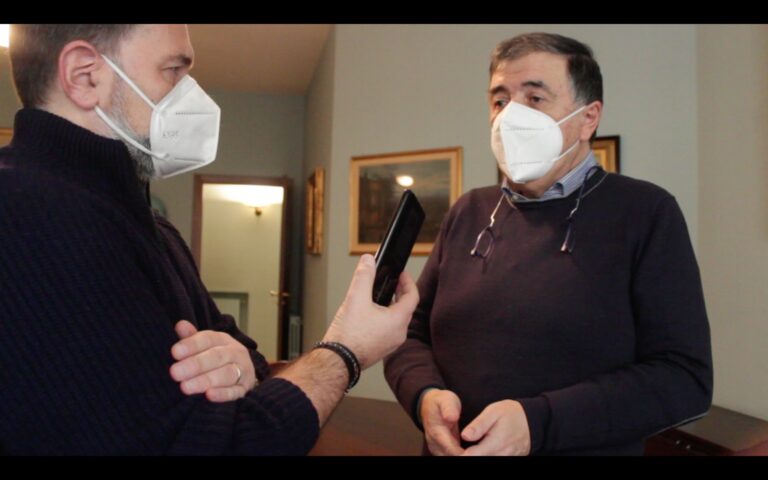 VIDEO / “Il virus circola ancora tantissimo: servono misure più rigide. E vaccini per tutti”. Covid, parlano i medici