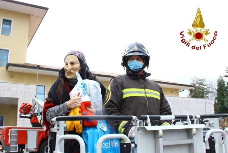 FOTO / “Moscati”, la befana vien di giorno… con l’autoscala dei vigili del fuoco