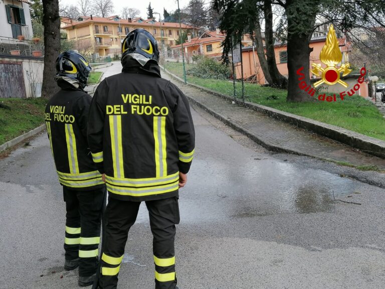 VIDEO / Summonte, si rompe una tubatura di gas: intervengono i vigili del Fuoco