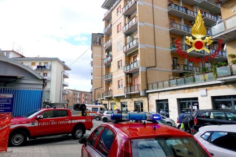 VIDEO / Avellino: i Vigili del Fuoco soccorrono una signora colta da malore