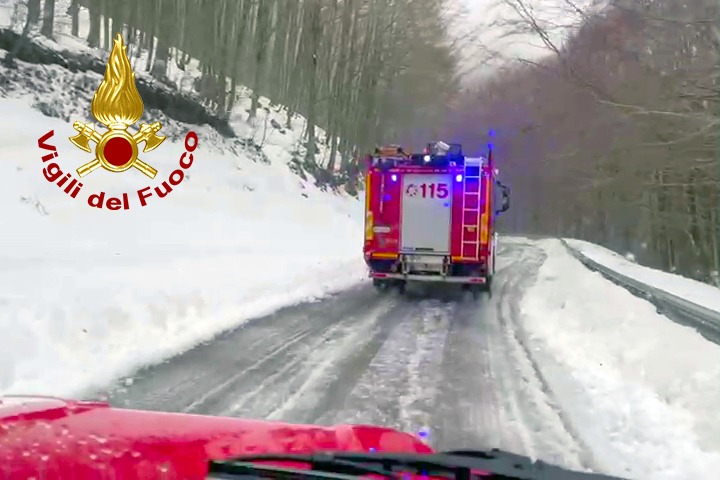 Montella, monte Terminio: i vigili del fuoco salvano tre giovani bloccati nella neve