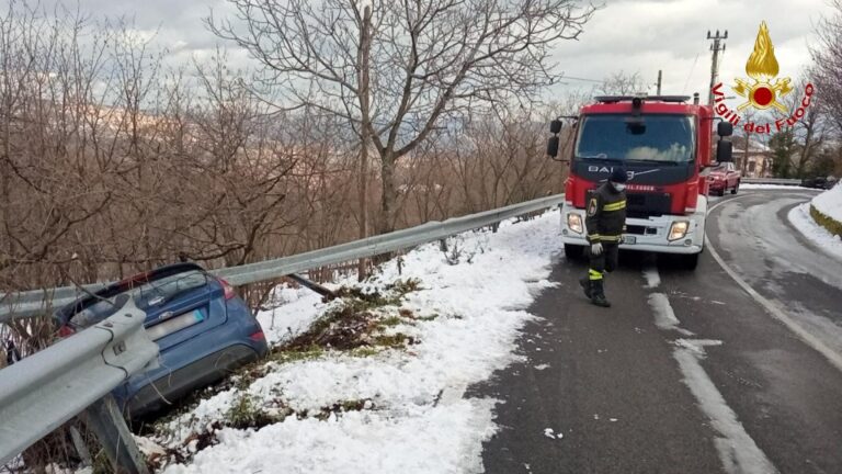 Ospedaletto d’Alpinolo: auto finisce fuori strada