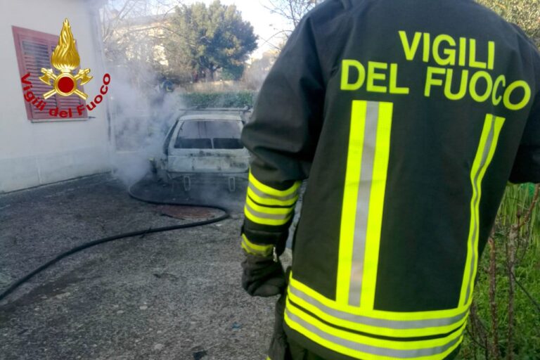 VIDEO / Aiello del Sabato: auto in fiamme