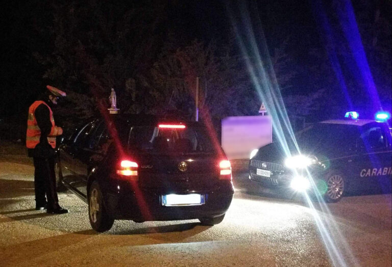 Si aggira di notte con fare sospetto vicino case isolate: allontanato dai Carabinieri