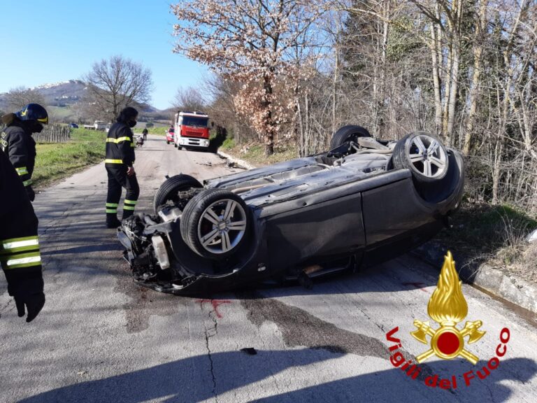 Pietradefusi, si ribalta con l’auto: ragazza in ospedale