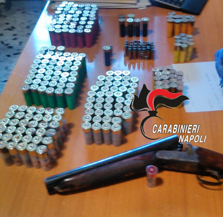 Napoli, in casa un fucile e centinaia di munizioni: arrestato un 53enne