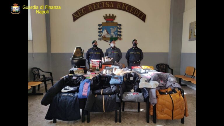 FOTO / A Scampia una fabbrica del falso: sequestrati 114mila articoli