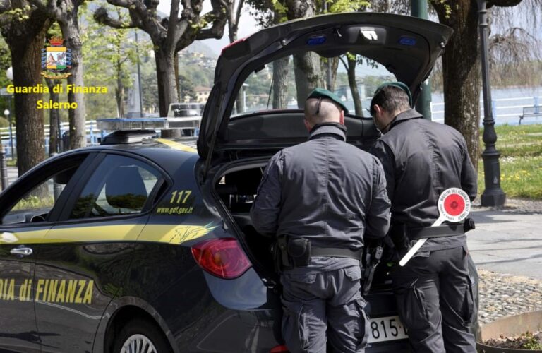 Salerno, festa di laurea con gli amici: chiuso il locale e sanzioni per tutti