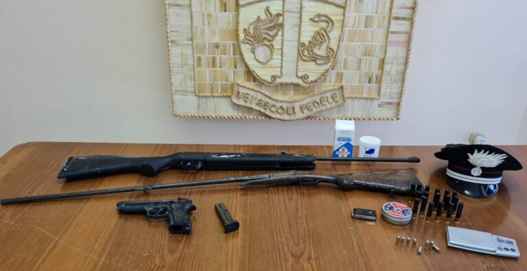 Montesarchio, 37enne con armi in casa: arrestato per ricettazione e detenzione abusiva