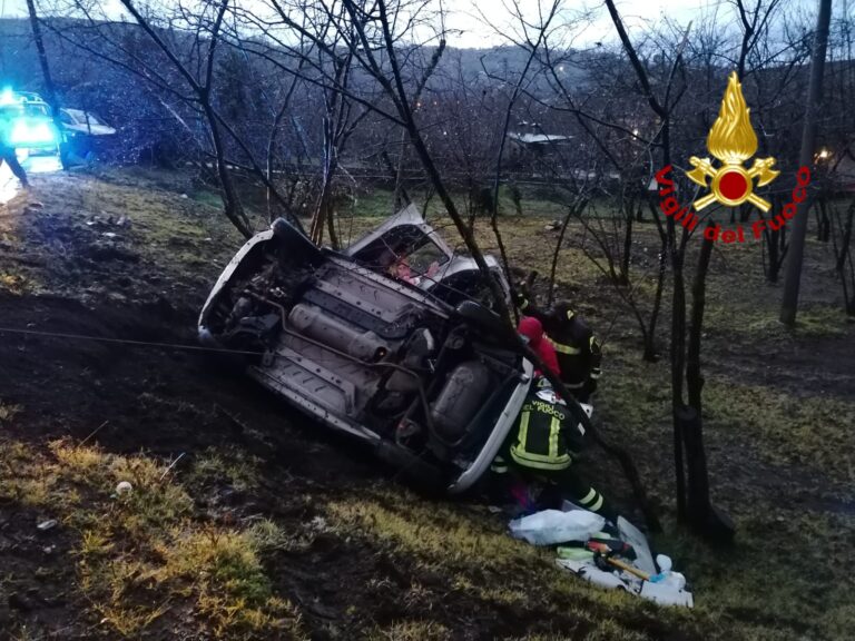 FOTO / Contrada, auto sbanda, finisce fuori strada e si ribalta: 56enne in ospedale