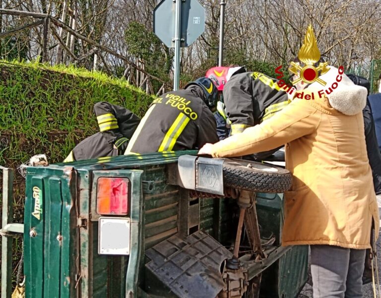 Si ribaltano con l’ape car e restano incastrati nel veicolo: coniugi anziani salvati dai Vigili del Fuoco