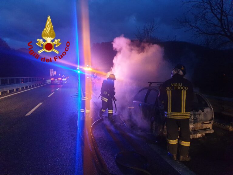 VIDEO/ Paura sull’A16 per un’auto in fiamme dopo la galleria di Monteforte Irpino