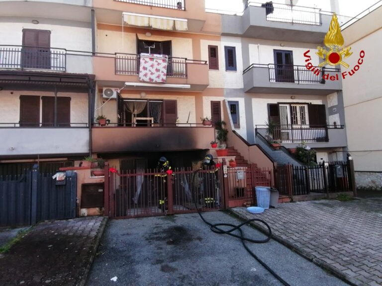 FOTO / Avella, prende fuoco una villetta: tanta paura per una famiglia