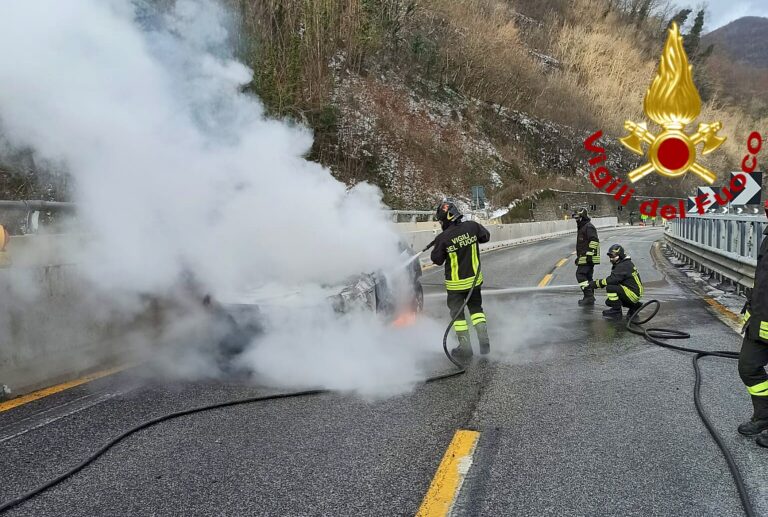 Paura sull’A16, auto in fiamme a Monteforte