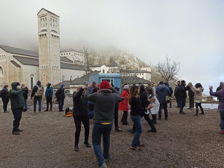 FOTO E VIDEO / Candelora: canti e danze di devozione per pochi minuti. “Nessun affronto, rispettiamo tutto e tutti: solo un momento di liberazione”