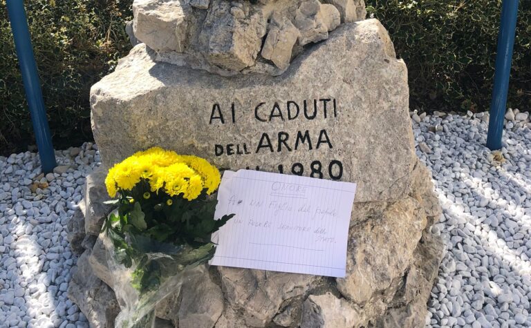 Fiori e biglietti per Attanasio e Iacovacci davanti caserma Carabinieri di Avellino