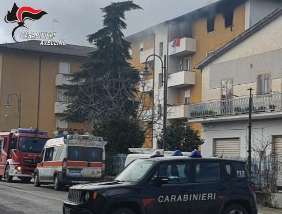 VIDEO / Lacedonia, prende fuoco un’abitazione: sul posto carabinieri e pompieri