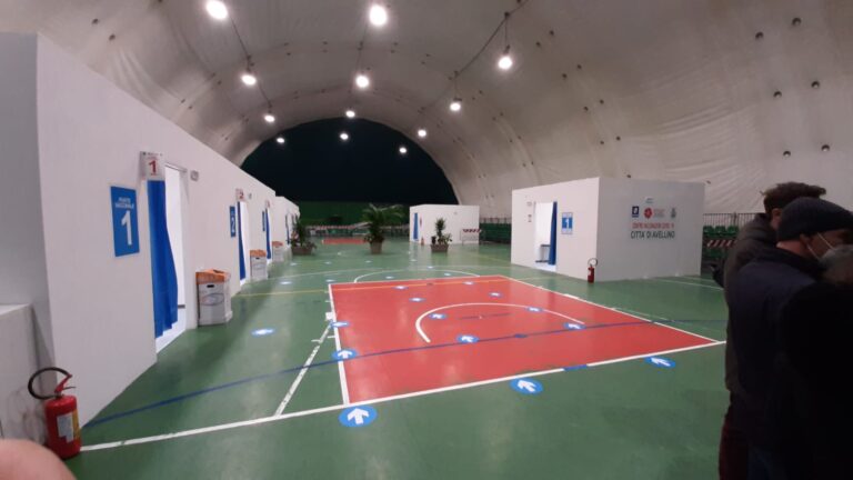 FOTO/ Festa in diretta dal centro vaccinale del campo Coni: “Qui siamo pronti, spero domani si parta”