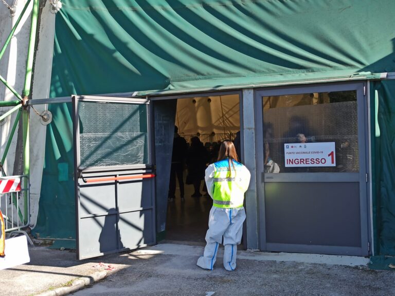 VIDEO/ Covid, dopo il caos di ieri vaccinazioni regolari al campo Coni