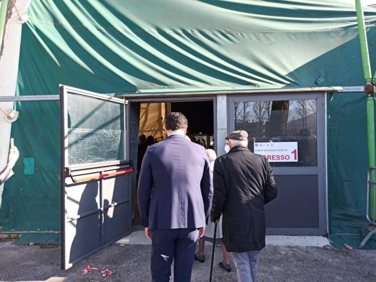 FOTO E VIDEO / Coni, ecco i primi 300. Il sindaco Festa: “Il nostro un centro vaccinale modello per tutta la Campania”
