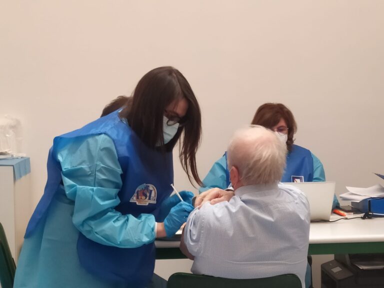 FOTO E VIDEO / Avellino, la prima dose è per Michele il tabaccaio. Poi c’è la 101enne Giovanna. “A tutti diciamo: correte a vaccinarvi”