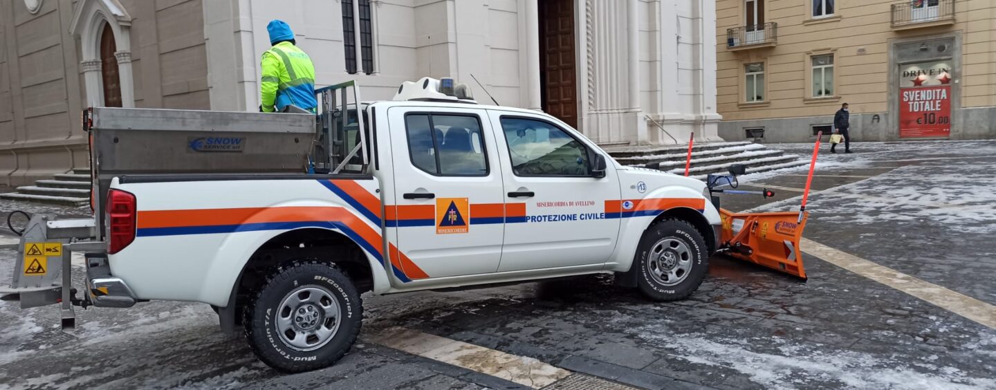 Neve, 350 interventi dei vigili del Fuoco in Campania. Ghiaccio: si corre ai ripari