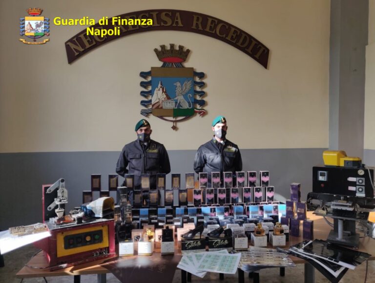 VIDEO/ Profumi contraffatti per San Valentino, maxi sequestro nel Napoletano