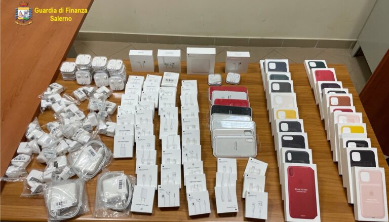 Nocera Inferiore, vendeva accessori Apple contraffatti: denunciato