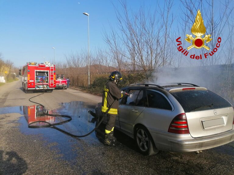 FOTO E VIDEO / Avellino, prende fuoco un’auto in contrada Scrofeta: l’intervento dei caschi rossi