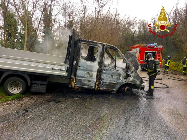 Furgone in fiamme a Montemiletto, salvo il conducente