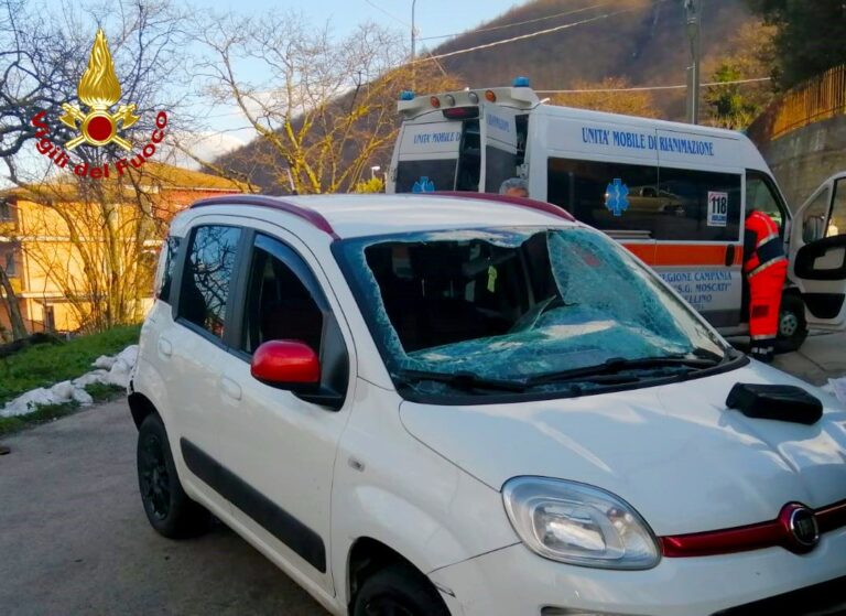 Investe donna, poi si ribalta con l’auto: entrambi in ospedale