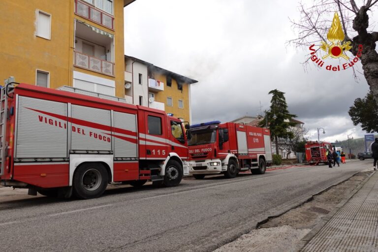 Abitazione a fuoco a Lacedonia: evacuate altre due famiglie, fiamme domate
