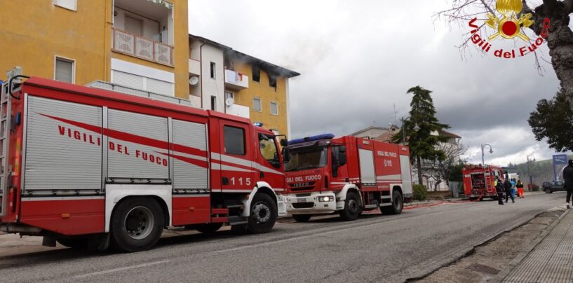 Abitazione a fuoco a Lacedonia: evacuate altre due famiglie, fiamme domate
