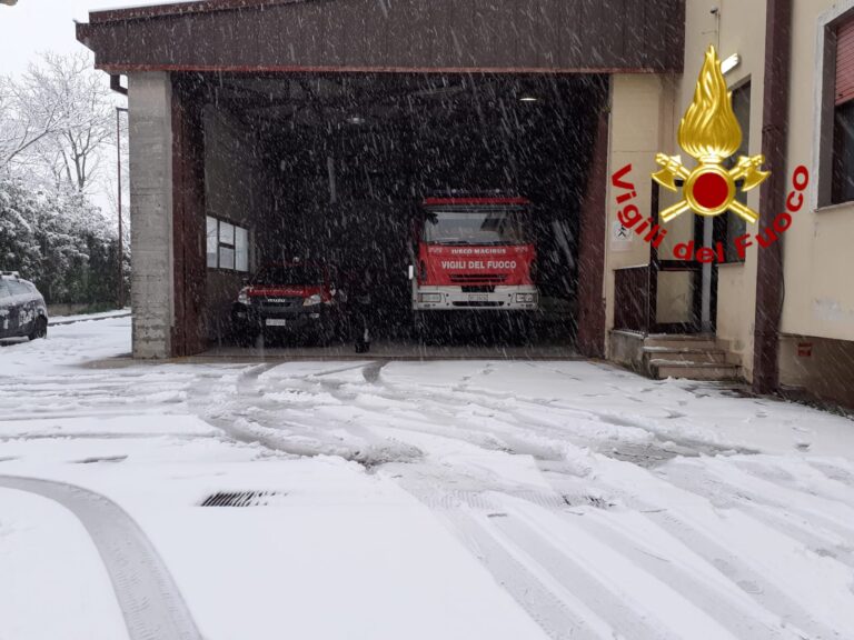 VIDEO E FOTO / Bianca Irpinia, nessun grosso disagio. Ma l’attenzione resta alta. I vigili del Fuoco: “Uscire solo per necessità ed evitare avventure in alta quota”