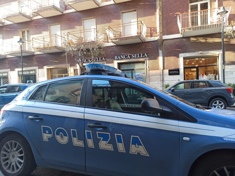 FOTO/ Armati di coltello rapinano la banca Sella: terrore a Corso Europa