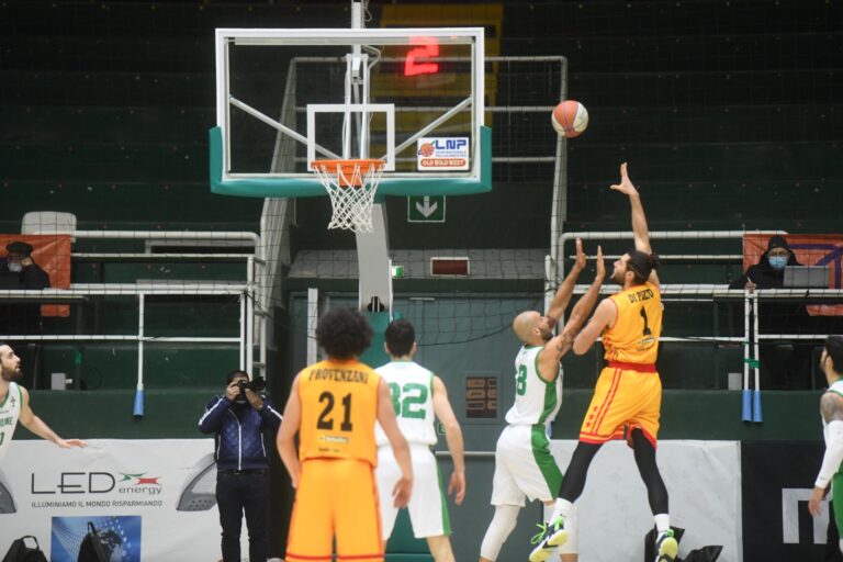 Scandone basket: al PalaDelMauro passa la capolista Rieti