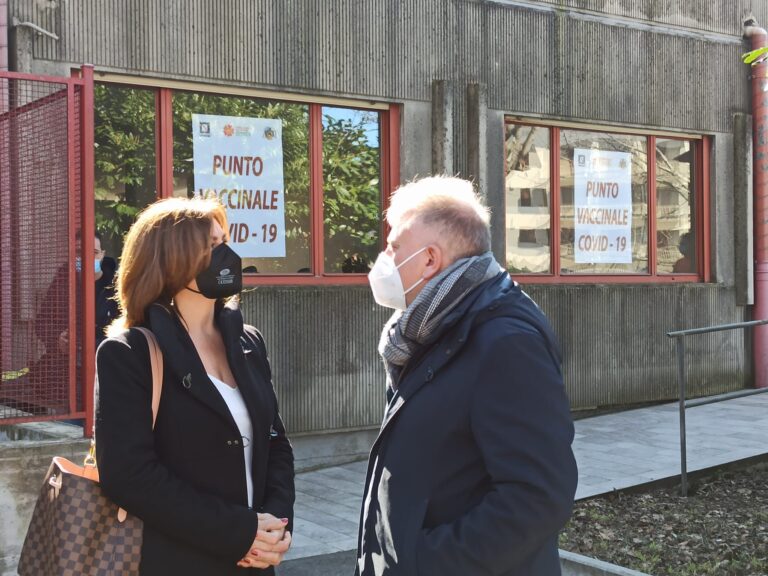 FOTO E VIDEO / Vaccini, nuovi centri e nuove dosi. Al via anche la scuola fino ai 65 anni. Morgante: “Grande lavoro di squadra con tutti i sindaci, non è il momento delle polemiche”