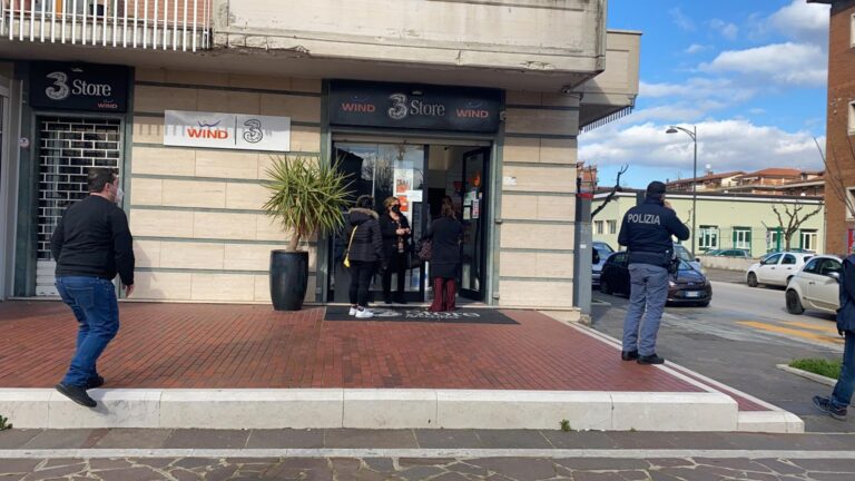 Avellino, rapina a mano armata in store di viale Italia: bottino circa 3mila euro