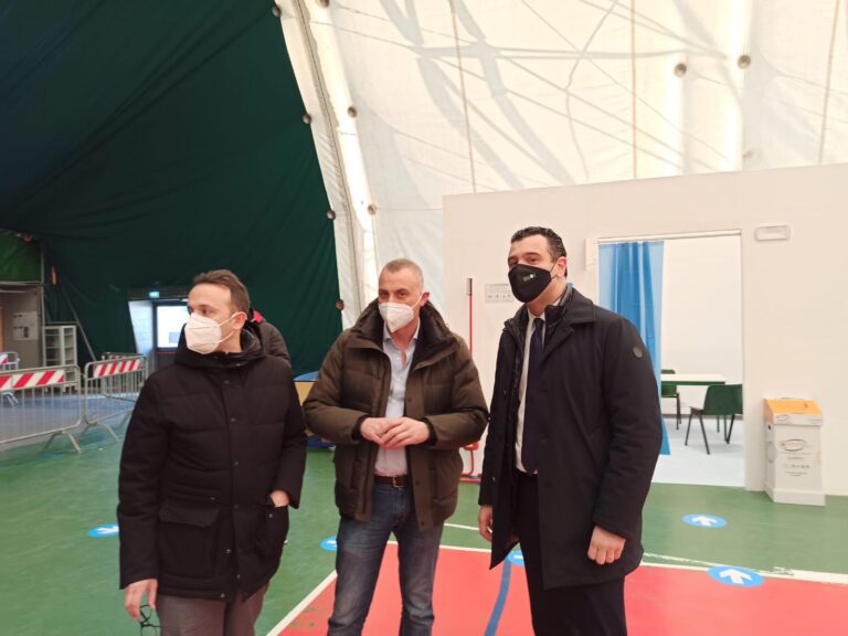 FOTO E VIDEO / “Vaccini, il nostro è un centro modello. Non ci sono dosi sufficienti e qualcuno scarica le proprie responsabilità”. Campo Coni pronto, ancora bordate dal sindaco all’Asl