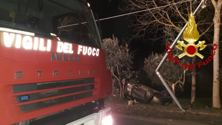FOTO / Pietradefusi, auto sbanda e finisce fuori strada: in 4 in ospedale