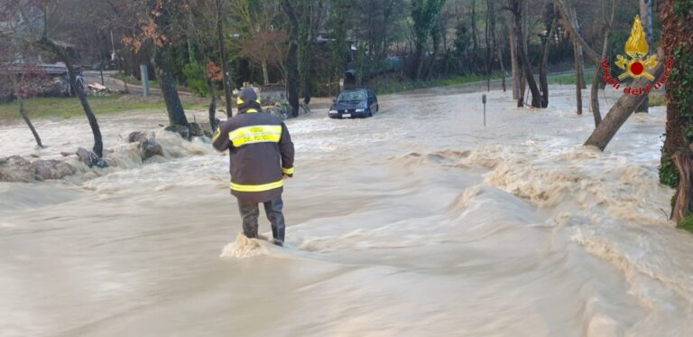 FOTO / Maltempo, Irpinia “flagellata”: 50 interventi dei vigili del fuoco