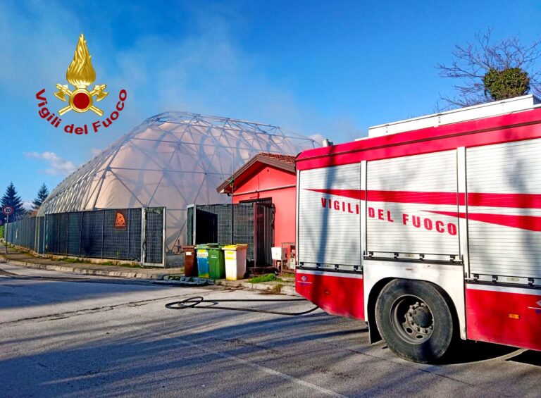 Atripalda, incendio nei pressi di una tendostruttura: i caschi rossi evitano il peggio