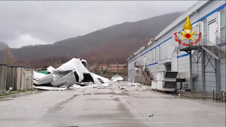 VIDEO/ Vola la copertura del centro commerciale Montedoro: vietato accedere all’area