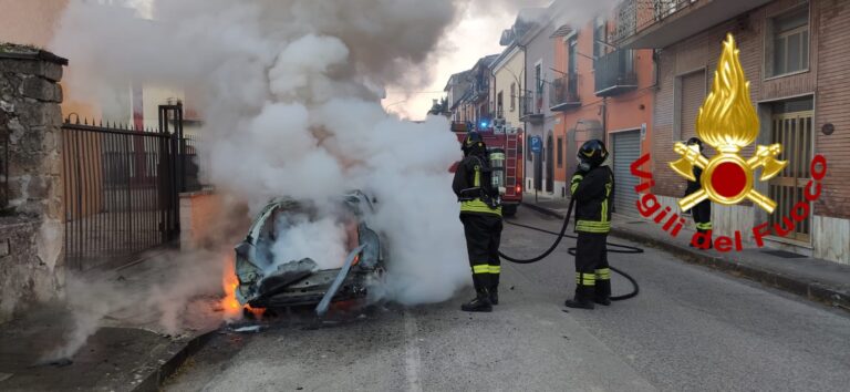 Altavilla Irpina, auto in fiamme all’alba