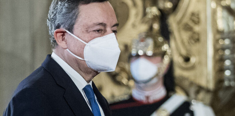 Draghi: “Sì a obbligo vaccinale e terza dose, Green pass verrà esteso”