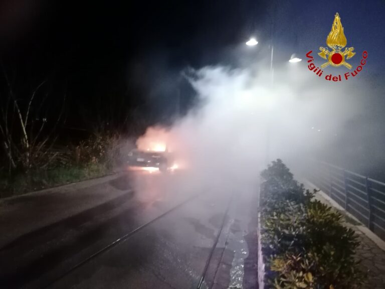 VIDEO/ Avella, notte di paura: incendio in abitazione e auto in fiamme