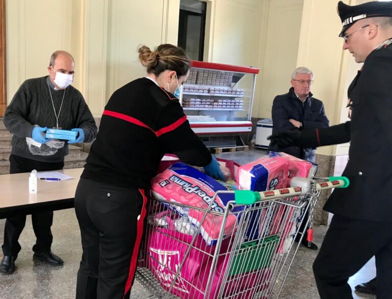 A Benevento Caritas e Carabinieri distribuiscono panieri alimentari ai bisognosi