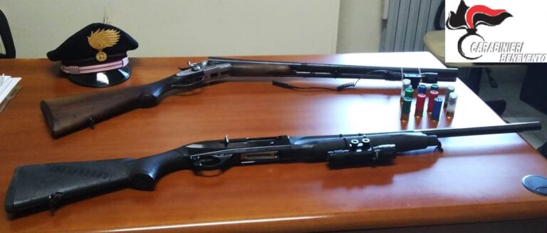 A bordo con due fucili: un arresto e una denuncia