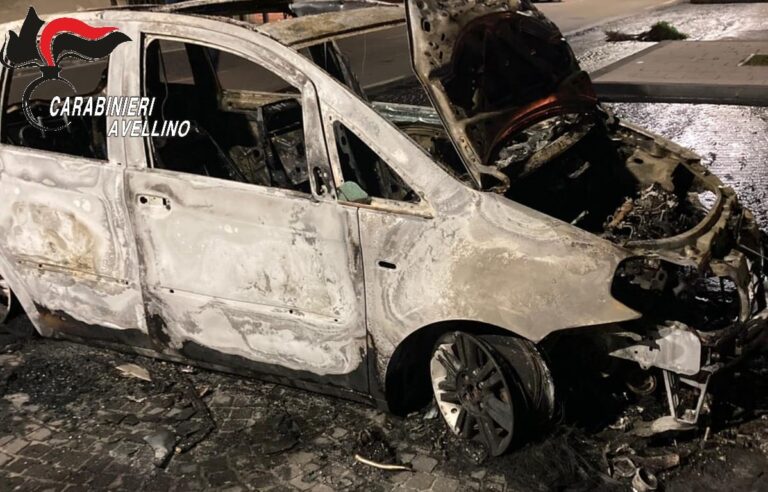 Auto in fiamme a Taurano, indagano i carabinieri