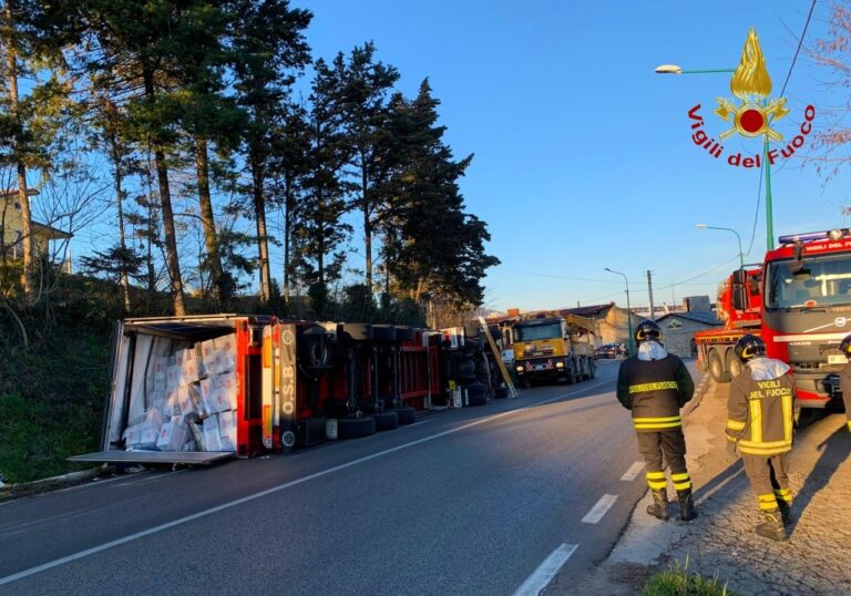 Autocarro pieno di pasta e biscotti si ribalta sulla SS 90 Delle Puglie: ferito il conducente